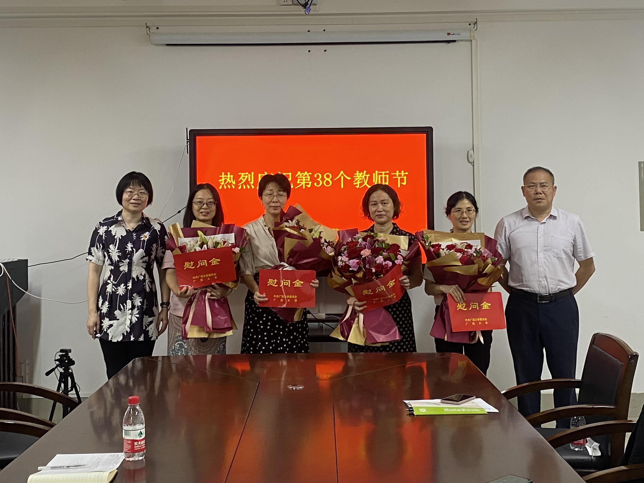 公司领导教师节前夕慰问教师代表