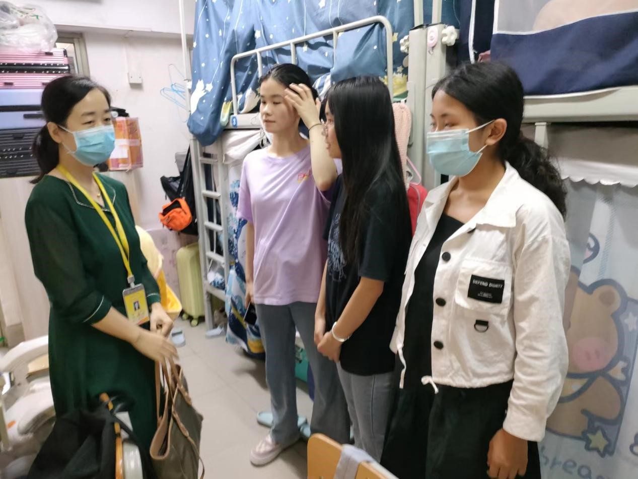 关怀入宿舍，温情系师生——公司辅导员进行员工宿舍走访