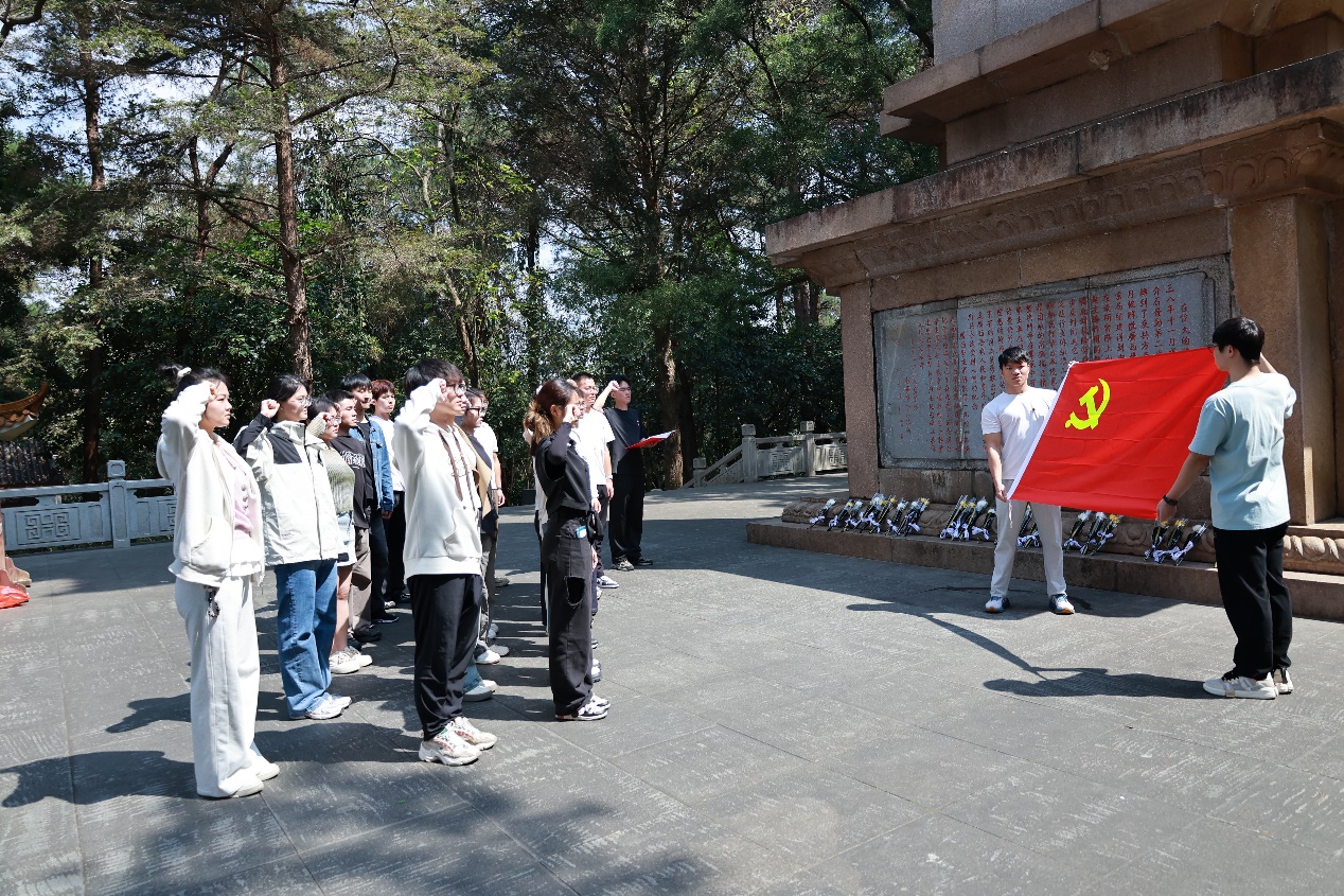 缅怀先烈 传承精神|公司研究生第十党支部开展主题党日活动