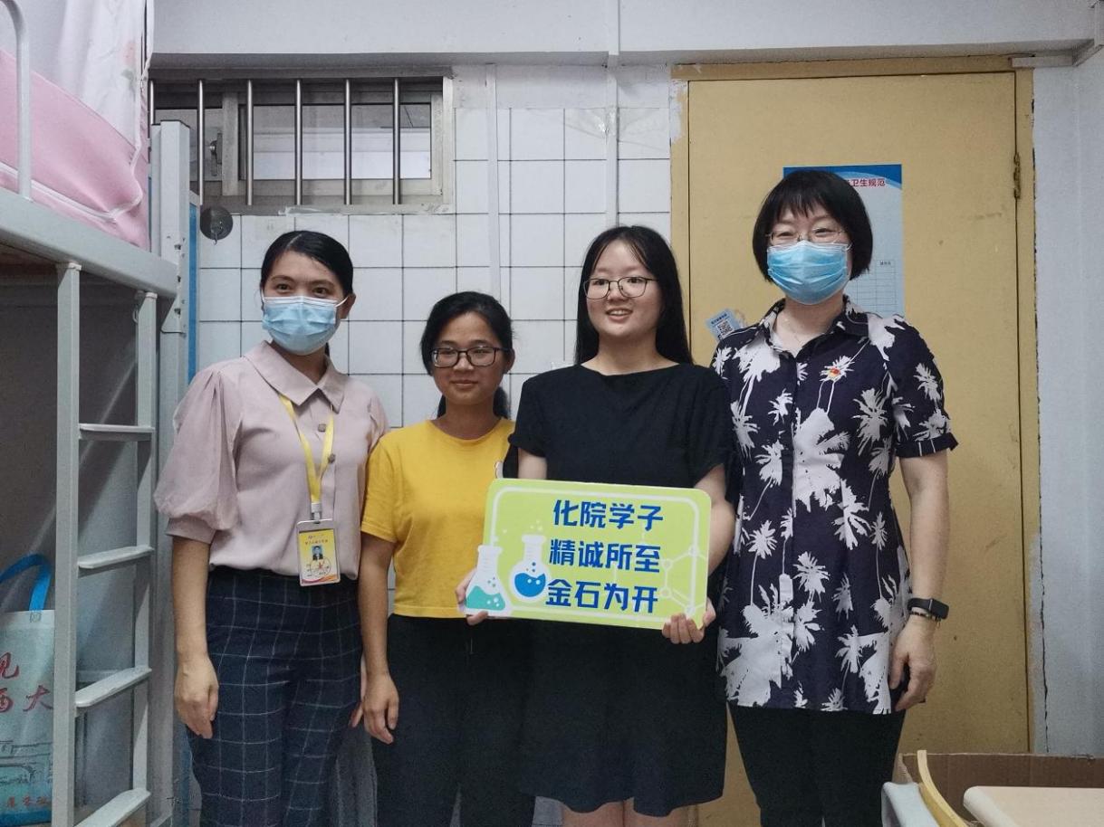 公司领导带队走访2022级新生宿舍