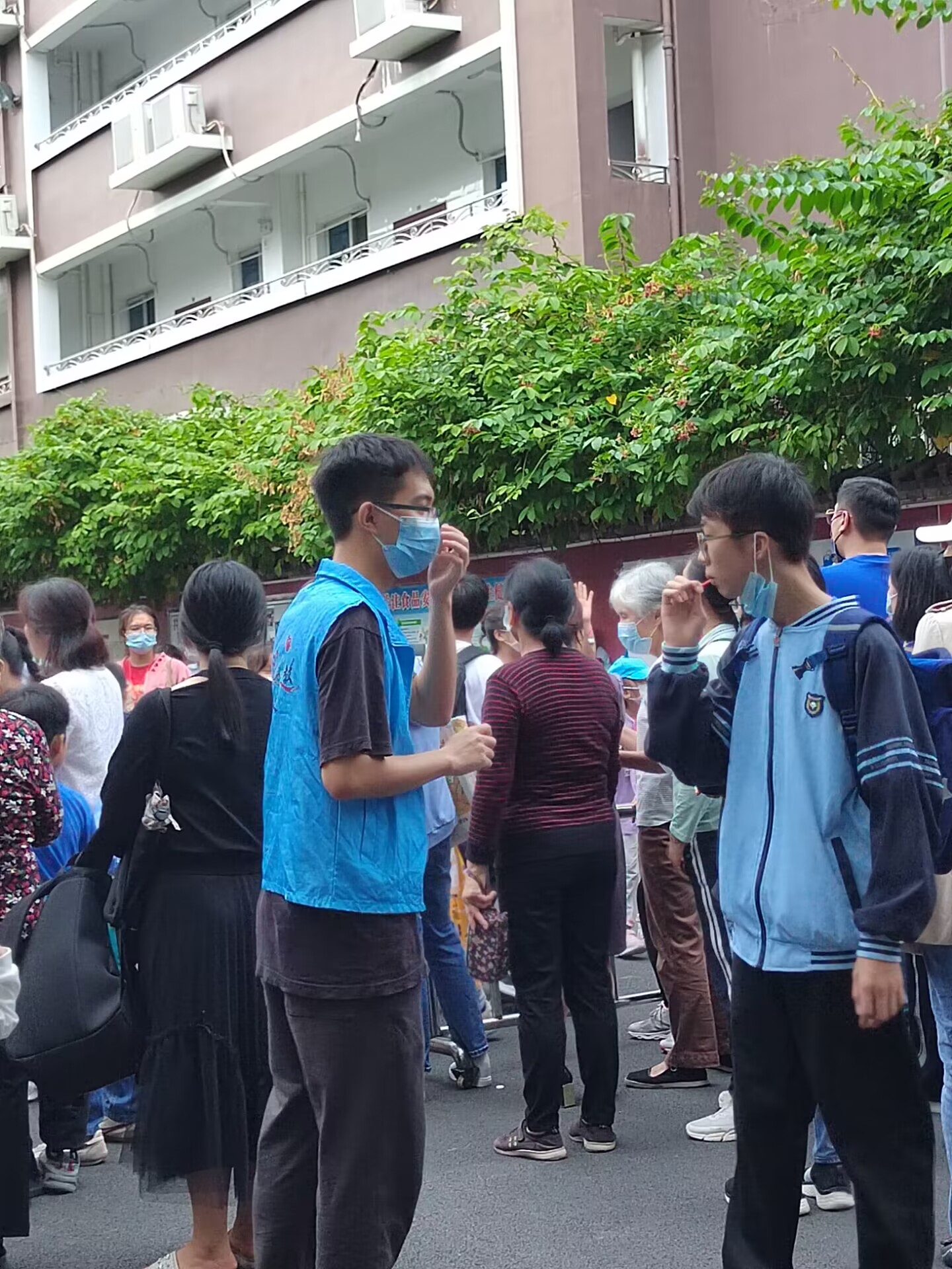 小员工上下学秩序维护活动