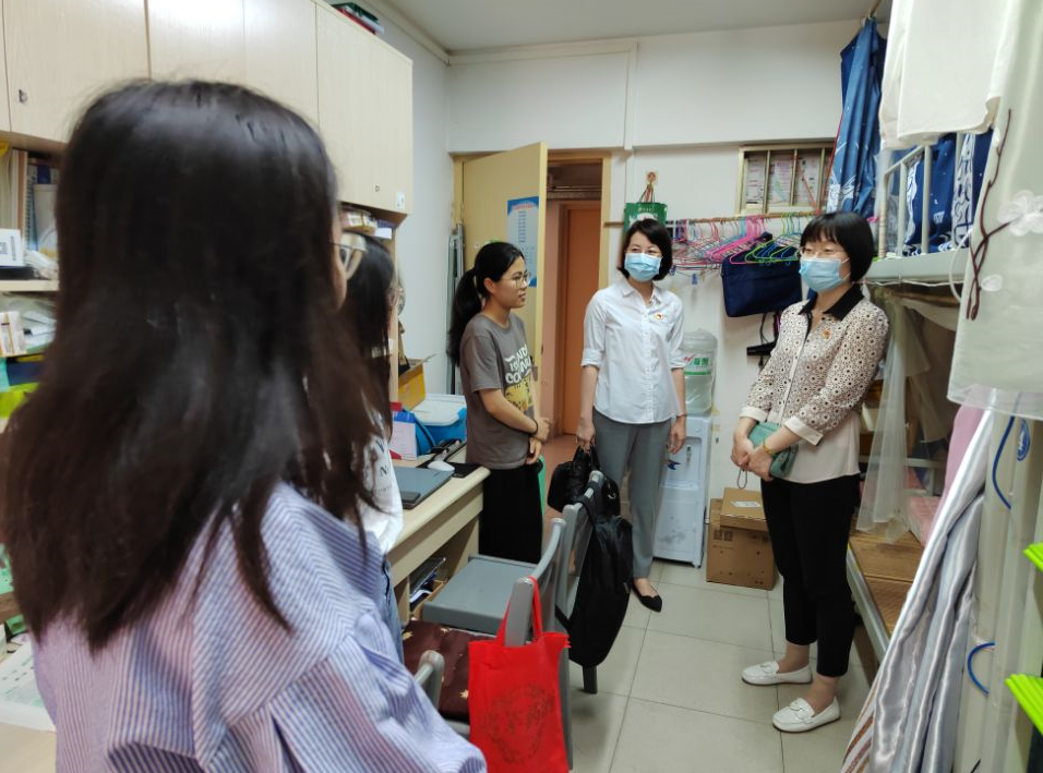 公司领导到员工宿舍探望走访