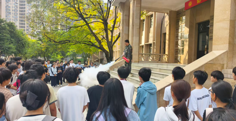 植根消防安全思想，建设校园安全防线——英国威廉集团官网组织开展消防灭火及逃生演练
