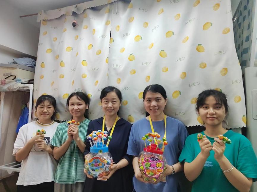 辅导员走进员工宿舍同贺六一